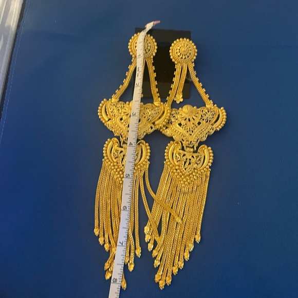 Elegant Gold Tone Dangle Earrings - Picture 5 of 11